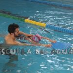 instructor enseñando natación