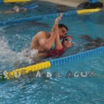 instructor enseñando nado