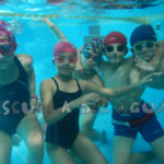 participantes sumergidos en piscina