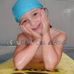 niño sobre tabla de natación