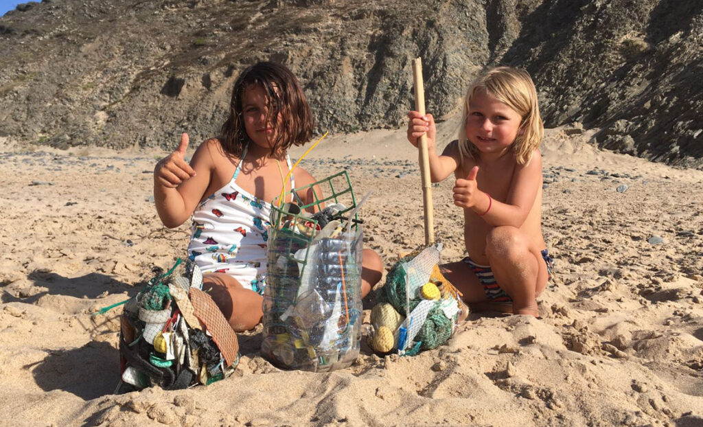 Dejar limpias las playas también puede ser un juego de niños
