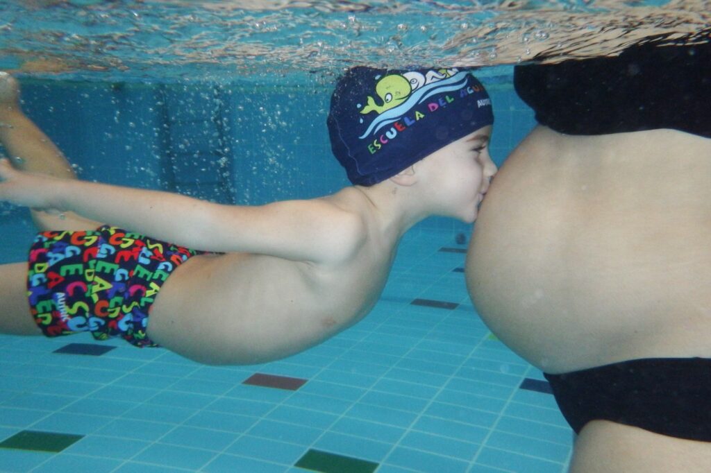 El ejercicio en el agua durante el embarazo favorece los partos menos dolorosos y la calidad de vida de las embarazadas