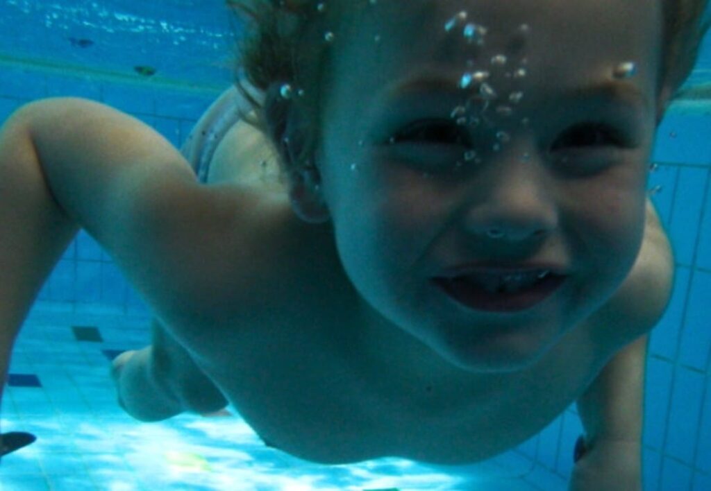 ¿Quieres conocer 3 beneficios de la práctica de la natación de la mano de Escuela del Agua?